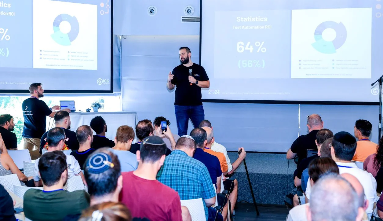 Igor Goldshmidt presenting to an audience